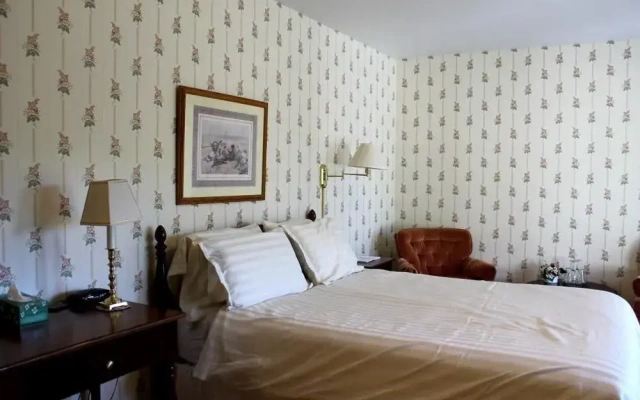 MacKenzie House Tourist Home B&B