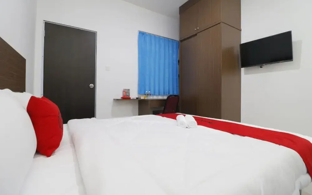 RedDoorz Plus Near Kepri Mall