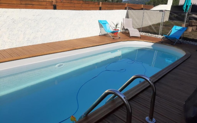 Maison avec piscine à l'orée de la forêt