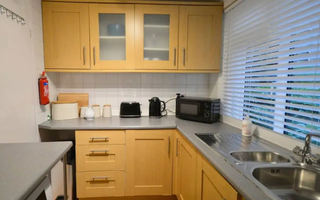 Central 1 Bedroom Stokes Croft Flat With Parking