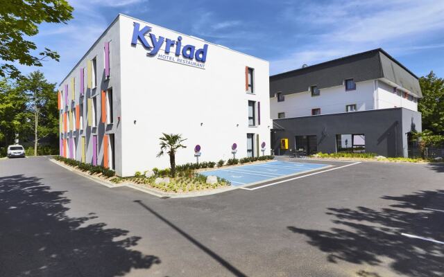 Отель Hôtel Kyriad Saint Quentin en Yvelines - Montigny Франция, Монтиньи ле Бретоне - отзывы, цены и фото номеров - забронировать отель Hôtel Kyriad Saint Quentin en Yvelines - Montigny онлайн вид на фасад
