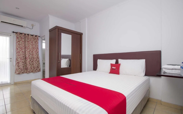 RedDoorz near Siloam Karawaci 2
