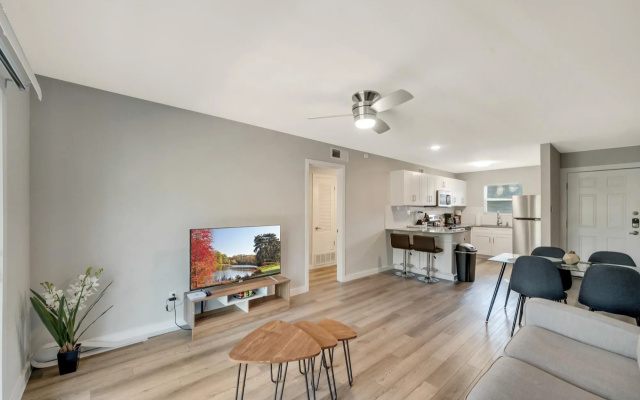 Stylish 2BR Near UT Hyde Park Evonify