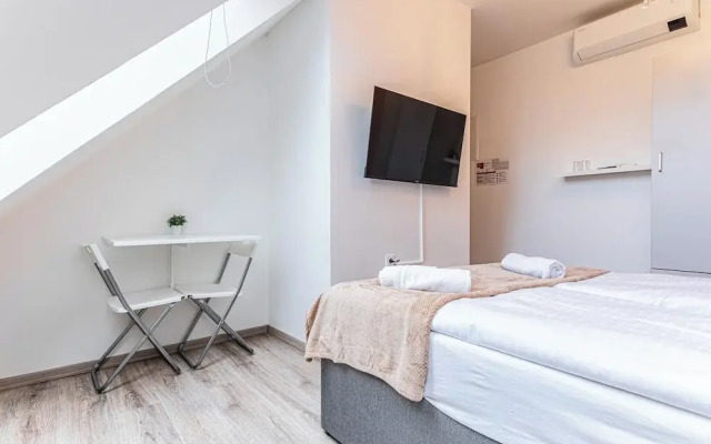 Stunning 12BR Floor For 24 People