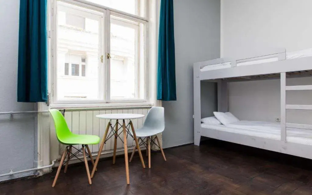 2B Hostel & Rooms