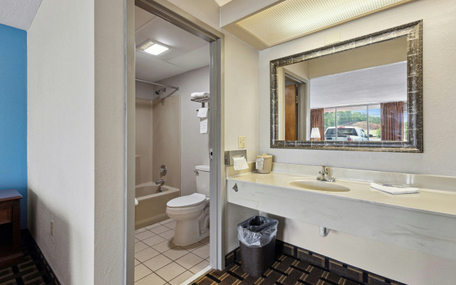 Relax inn by OYO Greeneville Near Hwy US-321