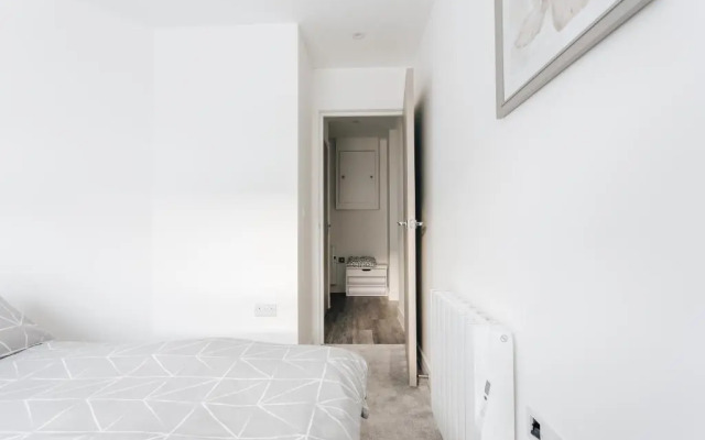 Central 2 double bedroom flat with parking