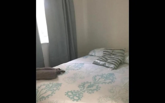 Small Modern Comfortable 2 Bedroom Apartment - Cmyr