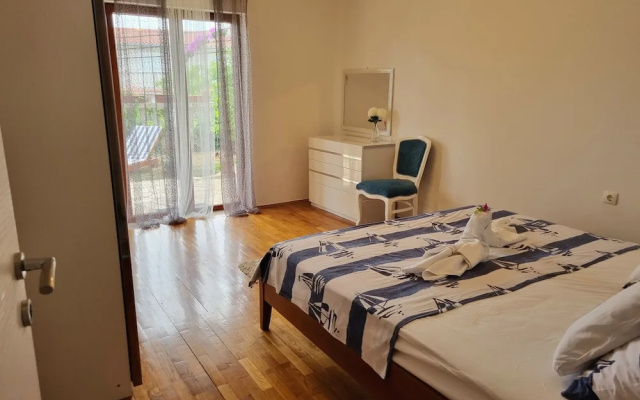 Large 120 m2 apt With Patio,1 min Walk From Beach
