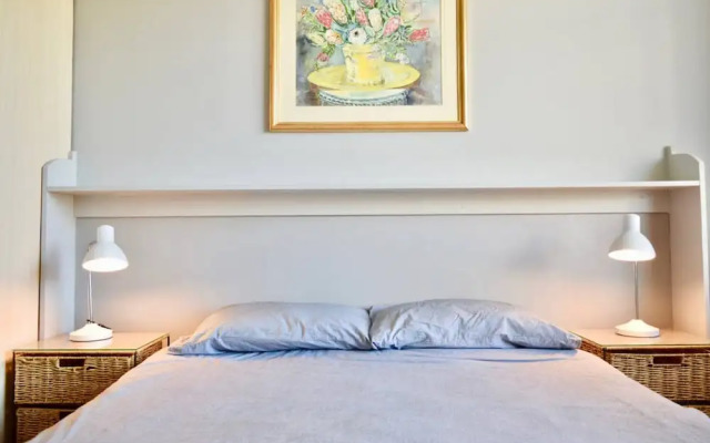 Sunny 2 Bedroom Apartment by The Company's Gardens