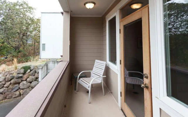Columbia West 3 Bedroom Condo by RedAwning