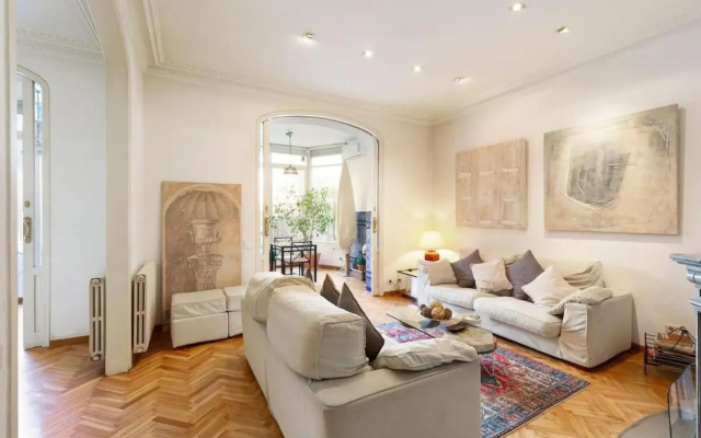 Magnificent and Massive 5 Bedroom Family Apartment and Terrace