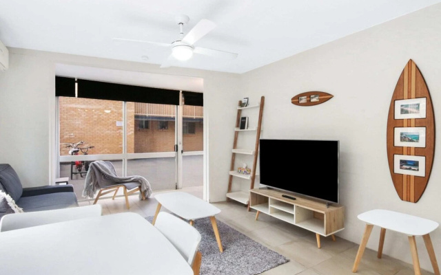 Bright 2 Bedroom Apartment in Burleigh Beach