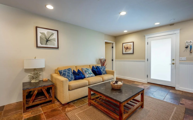 Charming Near The Beach 2 Bedroom Home
