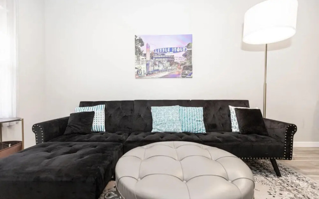 204 Stylish King Bed Suite