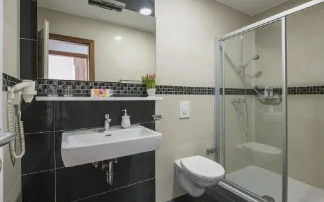 Sky Apartments & Rooms
