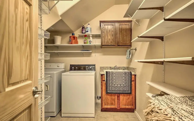 Deck & Gas Grill: Spacious Pinetop Cabin