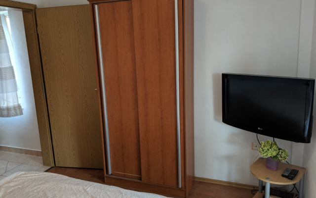 Apartment Jak - parking and BBQ: A3 Vodice, Riviera Sibenik