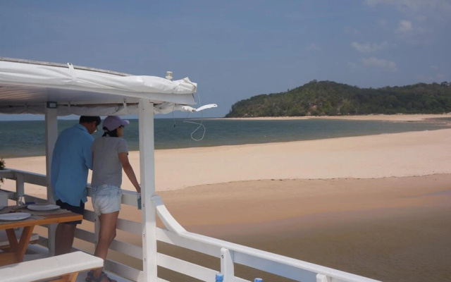 Gorgeous Converted Fishing Vessel in Alter do Chao