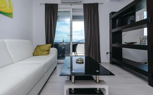 Nice Home in Sreser with Hot Tub, Sauna & WiFi