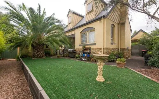 Quiet Court Location - Sleeps Up To 8 People