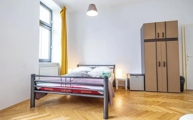 Cozy 4BR Apt Garden Close to Danube