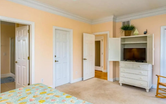 Emerald Breeze by Oak Island Accommodations