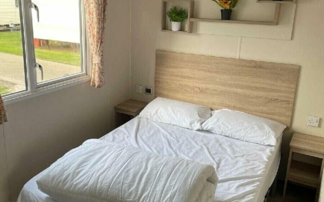 Broadland Sands - Holiday Accommodation 21136