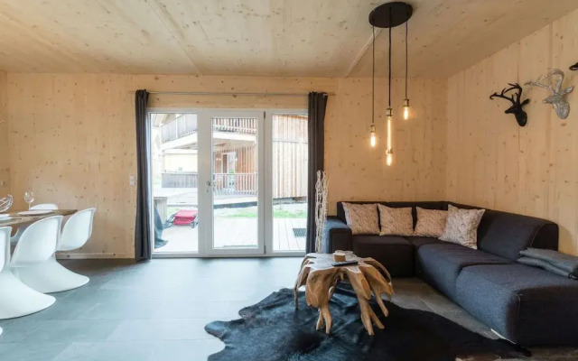 Cosy Chalet With hot tub