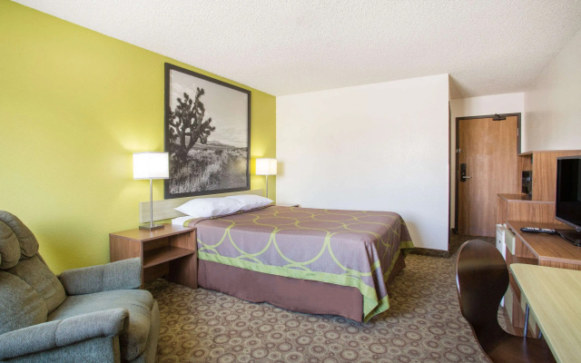 Super 8 by Wyndham Kingman