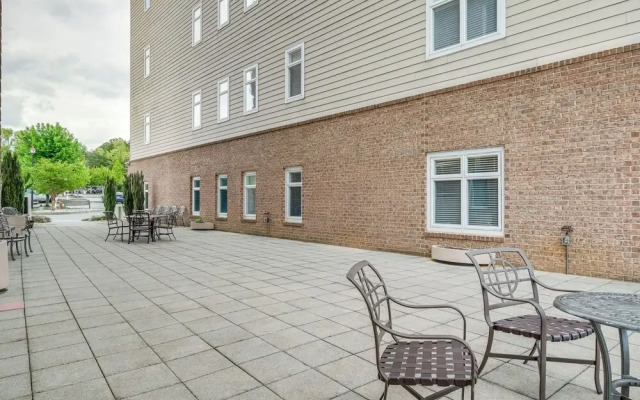 Lakefront Huddleston Condo w/ Community Pool