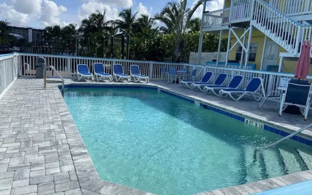 Holiday Court 10 - Pelican