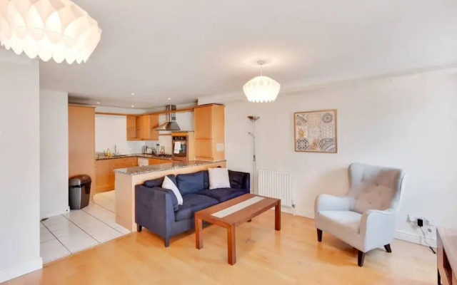 Modern 2bed, 2bath apt 1 Minute to Jubilee Line
