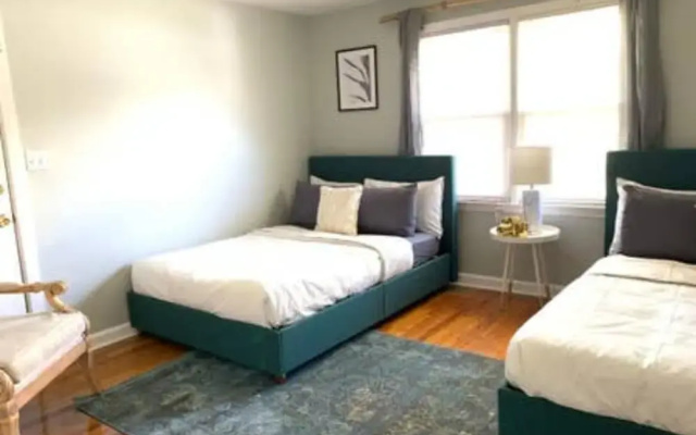 Cozy family-style Buckhead Bungalow