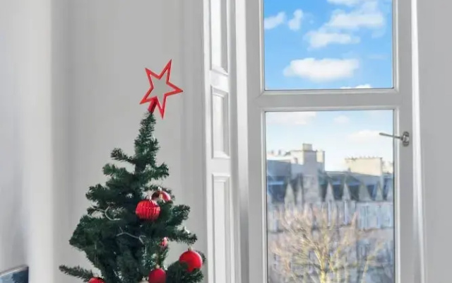 Bright 2 Bedroom Flat on Leith Walk