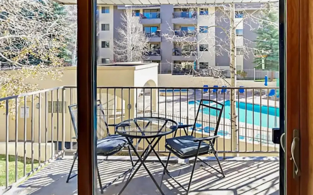 2BR w/ Hot Tub, Pool & Free Shuttle