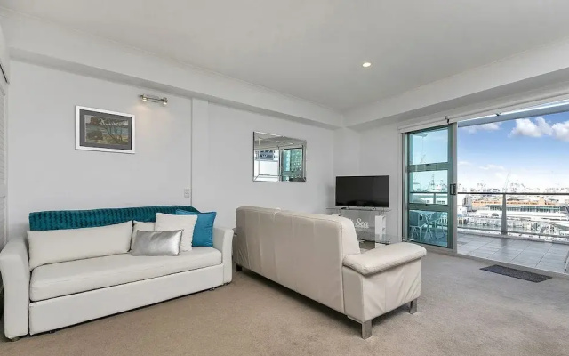 QV Princes Wharf Waterfront Apartment with Balcony - 934