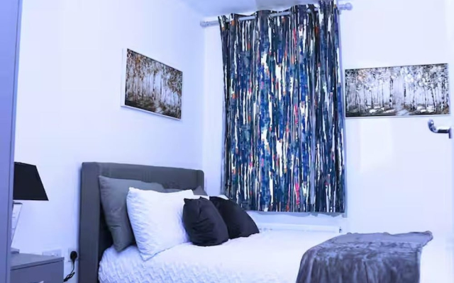 House - Sleeps 6 & Free Parking