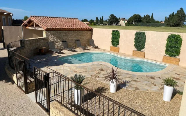 Farmhouse With Swimming Pool in Provence