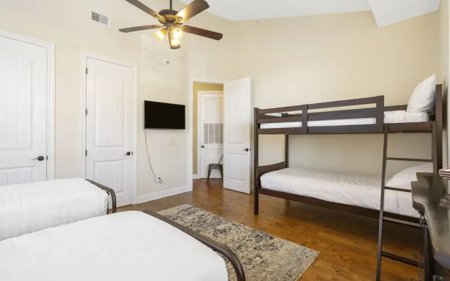Luxury Penthouse Near Silver Dollar City