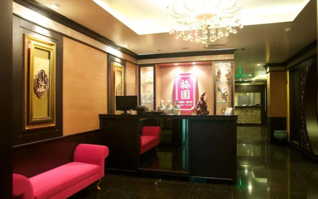 Jolly Suites and Spa Petchkasem