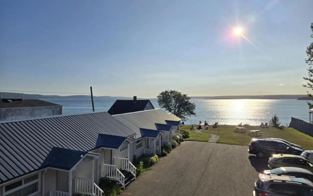 Seawinds Motel & Cottages
