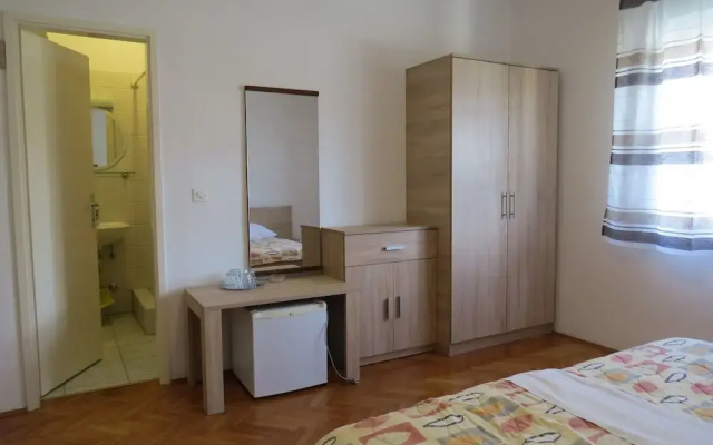 Apartment And Rooms Amenka