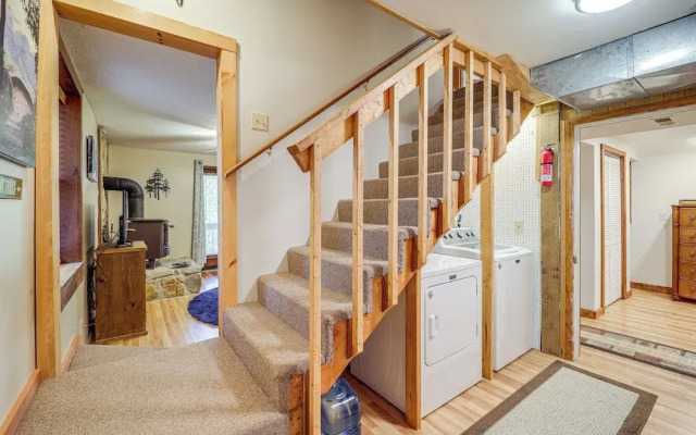Wooded Cabin w/ 2 Decks on Golf Course in Newland!