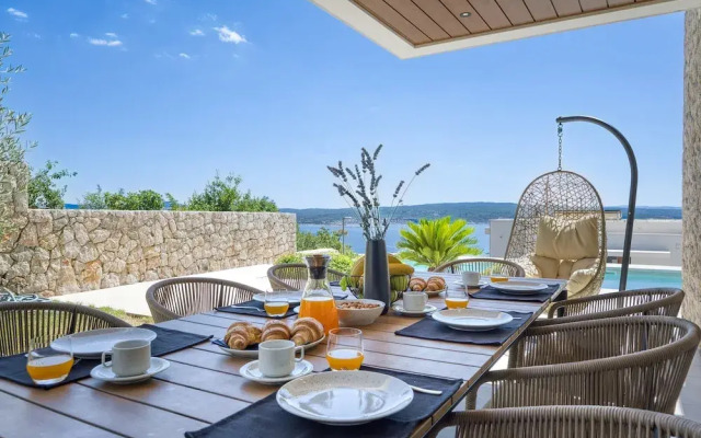 Luxury Seaview Villa Rosciola