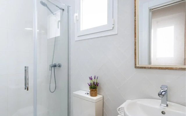Lovely 3-bedroom Apartment Near Alameda Juan Rabadan I