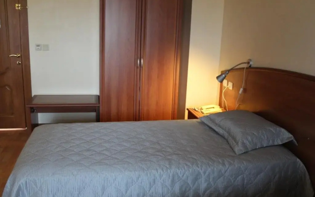 Dr Kushan Hotel