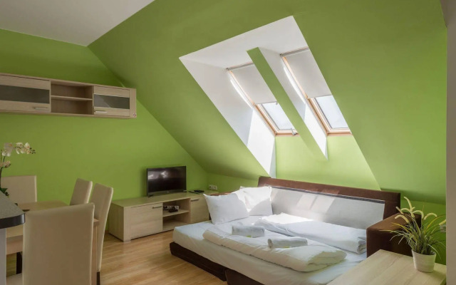 Corvin Plaza Apartments & Suites