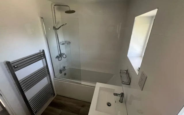 3 Bedroom House - Sleeps 6 & Free Parking