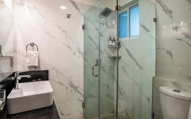 Beachfront 2BR Condo - Pool - Blue Flag Beach